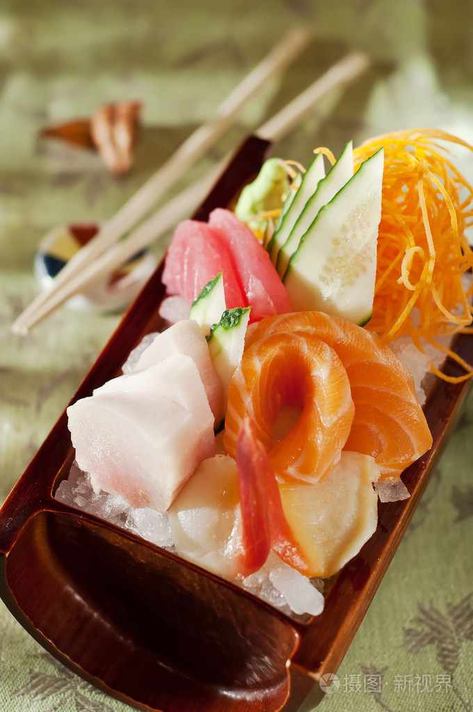 日本生鱼片寿司上木盘子里设置