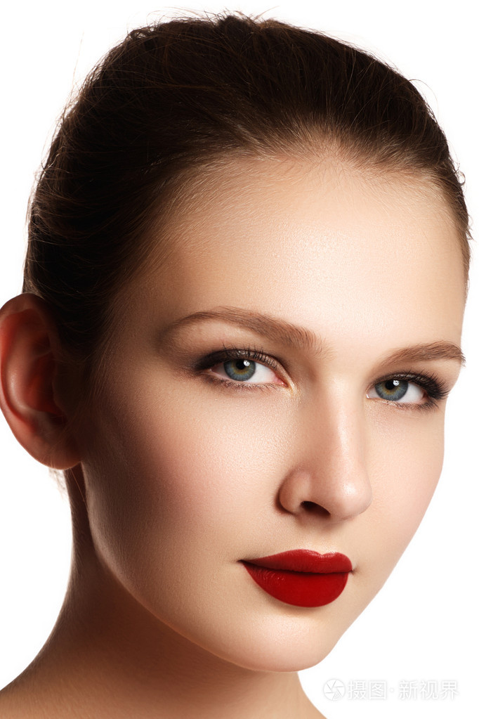 美丽女人脸清楚新鲜的皮肤.红红的嘴唇