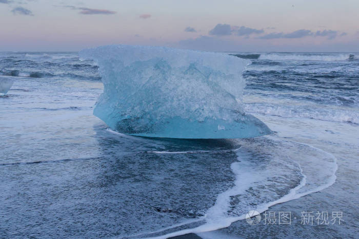 在黑沙海滩市天际破冰