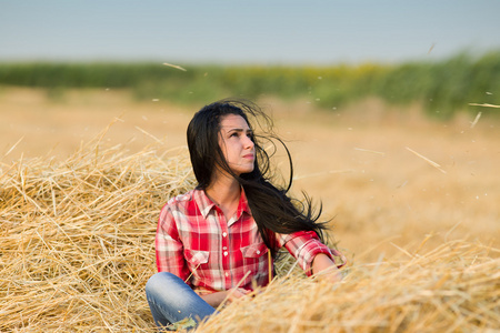 风吹起长发该字段的风姑娘的长发照片