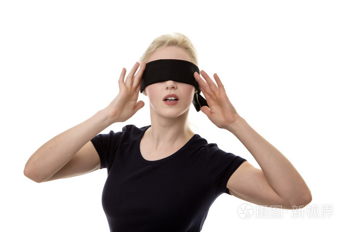 蒙着眼睛的女人看不到