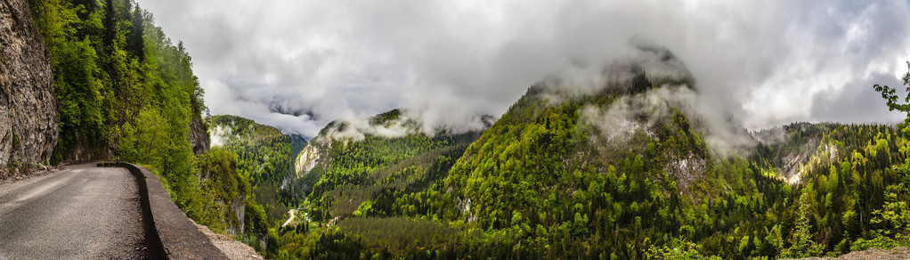 蛇纹石老路走在风景如画的群山图片