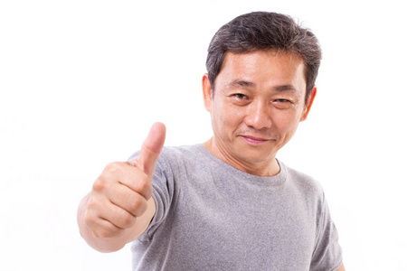 快乐的 成功的 正面中间老年的男人出现拇指图片