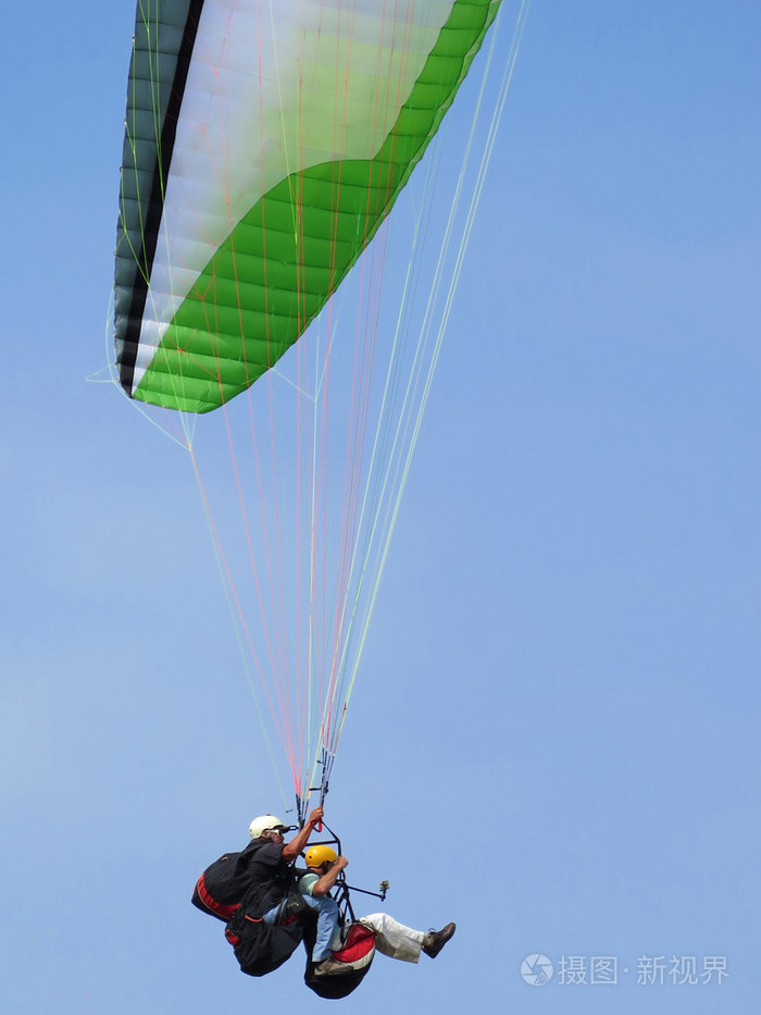 滑翔伞飞行在蔚蓝的天空