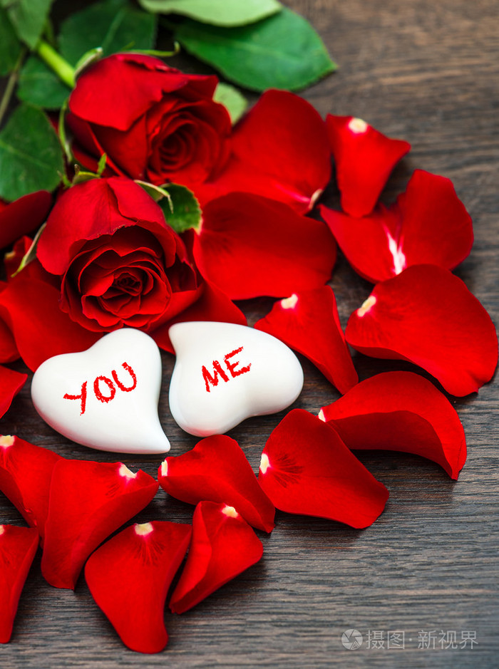 红玫瑰和两颗心