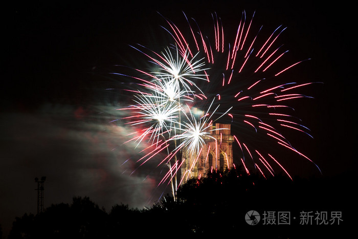 爆炸的烟花火箭与红色和白色的云