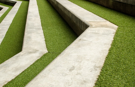 楼梯与绿色人造草坪照片