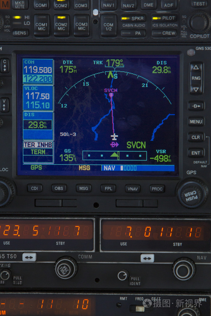 在飞机驾驶舱控制面板