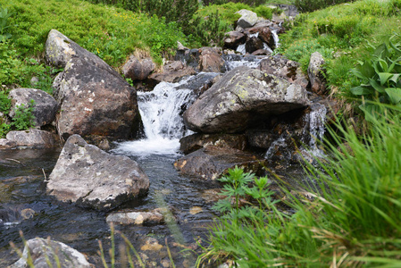 与运行在山区水溪