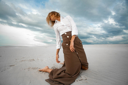 在沙漠上的女人图片