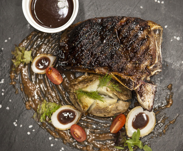 ribeye 牛排由大理石牛肉和蔬菜和烧烤酱制成.