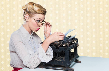 女性作家使用打字机器