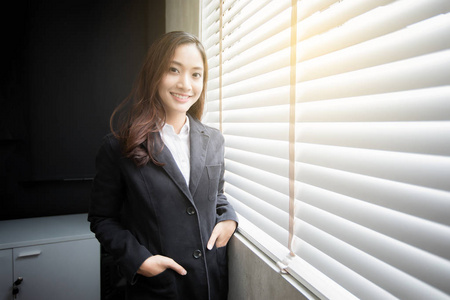 亚洲业务女人微笑在办公室