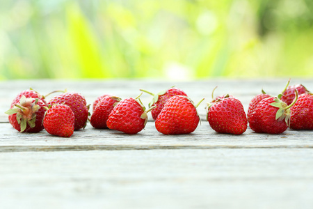 木制的灰色背景的草莓浆果