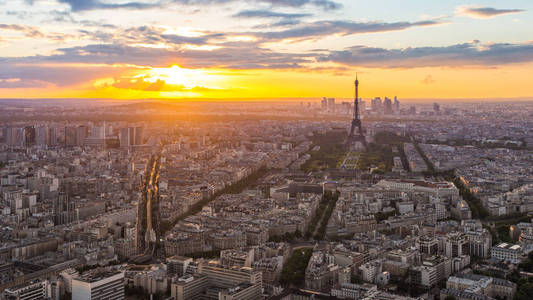 在法国巴黎的埃菲尔铁塔观日出日落