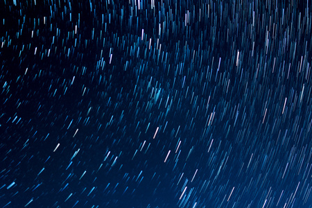 在运动背景下的夜空中的星星图片