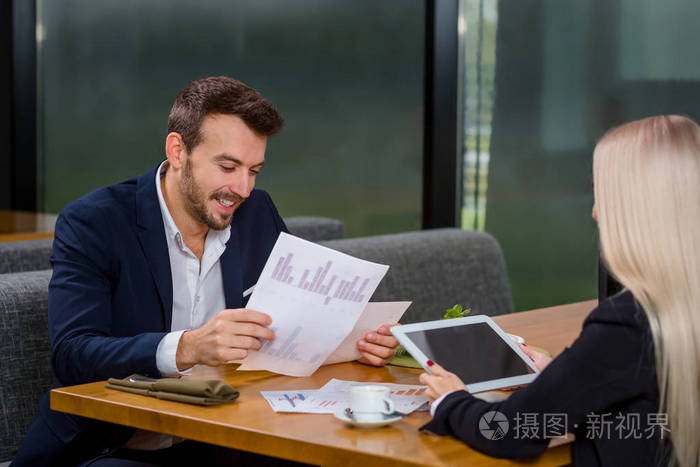 女人和男人在商务午餐