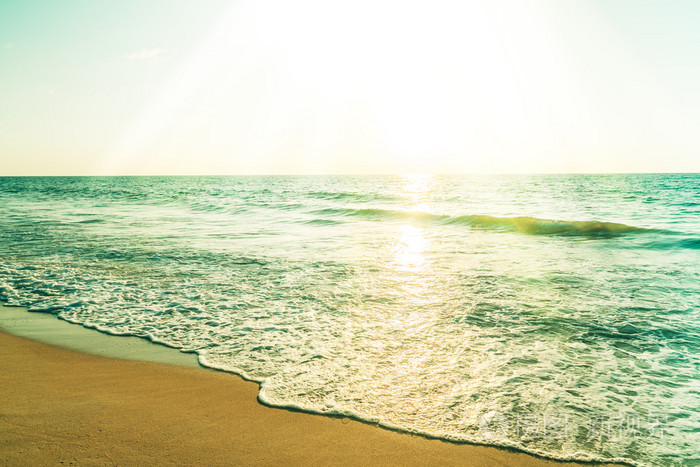 夕阳与大海和海滩