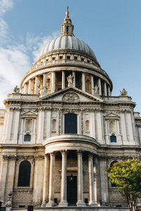 圣保禄大教堂在黄金时段在伦敦，英国