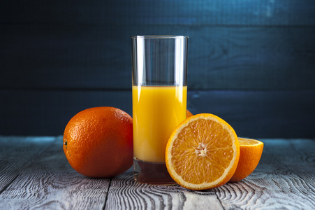 杯新鲜的橙汁和木制的桌子上的橘子