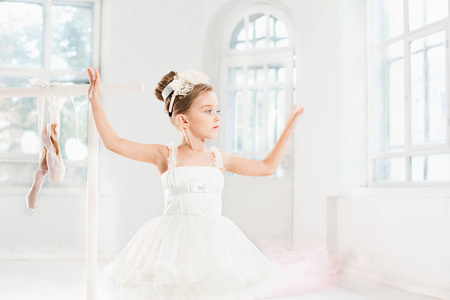 芭蕾舞女演员的小姑娘兔兔。在一个白色的工作室跳舞古典芭蕾的可爱孩子