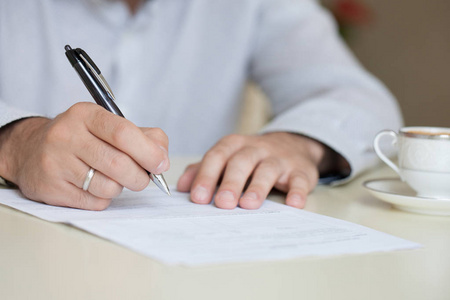 在张纸上写东西的人照片