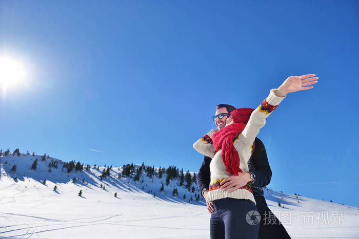 幸福的夫妇一起在外寒假假期里嬉戏雪公园