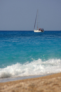 游艇在蓝色的海面上图片