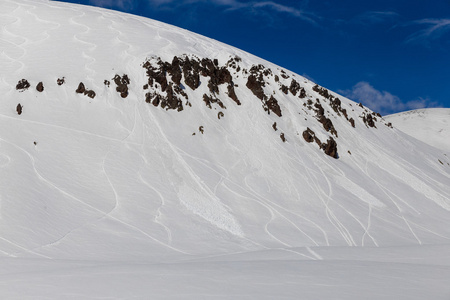 在雪山上滑雪道