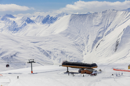 全景视图上滑雪站上雪山背景