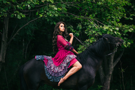 美丽的女人,骑着马美丽的女人,骑着马灰马长鬃毛小马驹海吉普赛人轮班