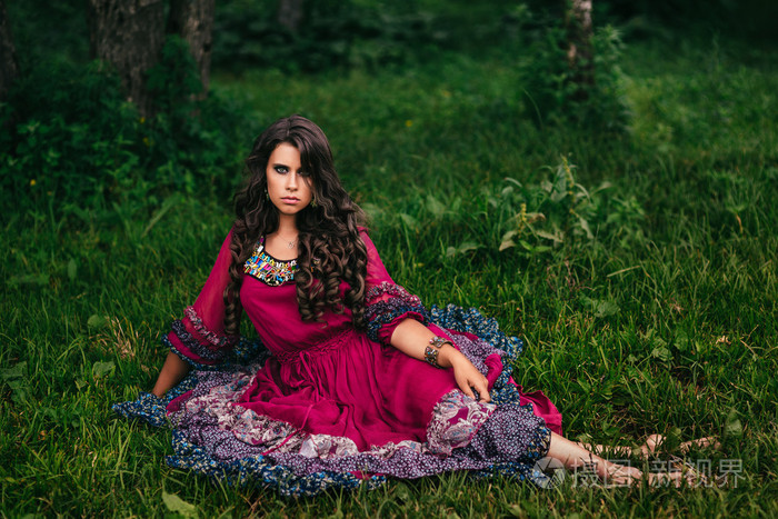 一个美丽的女孩吉普赛人的肖像