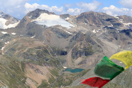 在陶恩山阿尔卑斯山，奥地利山 Weissspitze，湖 Eissee 和祈祷旗帜