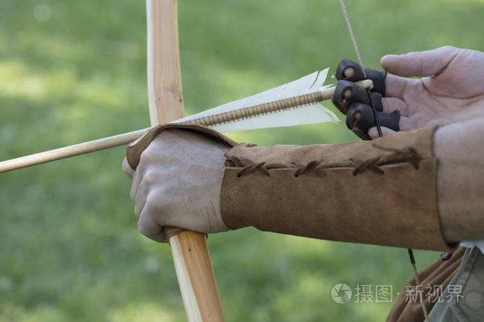 中世纪英语的长弓与箭的弓箭手。运动和娱乐活动的概念