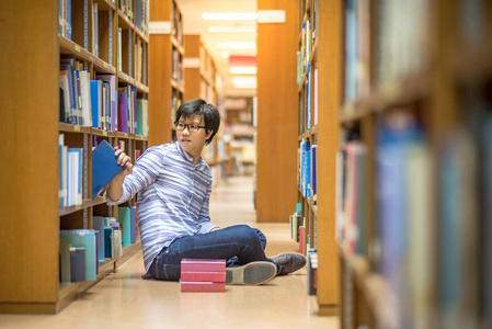 年轻亚洲人大学学生在图书馆