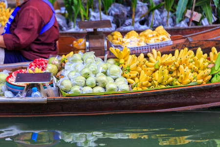 长尾船与水果上市浮动,浮动市场附近,泰国曼谷拉差布里的瓦丹照片