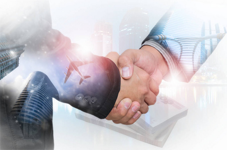 两个经营者在西装的握手照片