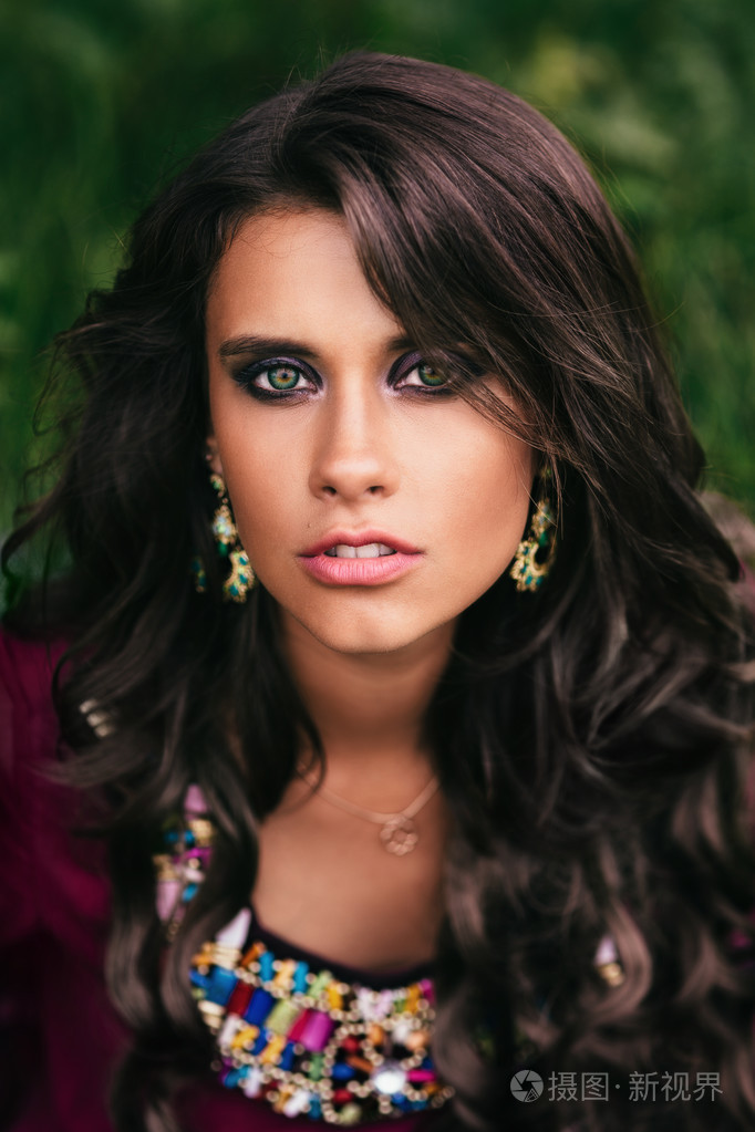 一个美丽的女孩吉普赛人的肖像