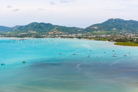 俯瞰大海和旅游码头船在普吉岛，泰国