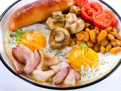 英式早餐煎的鸡蛋和蘑菇