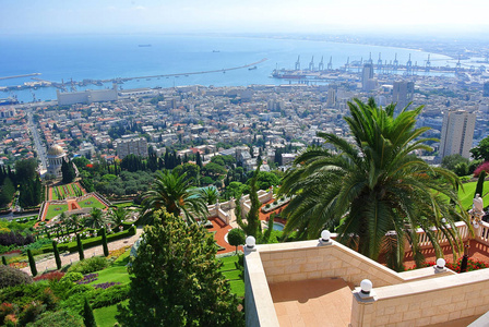 海法的巴哈伊花园和巴哈伊教寺观全景。以色列