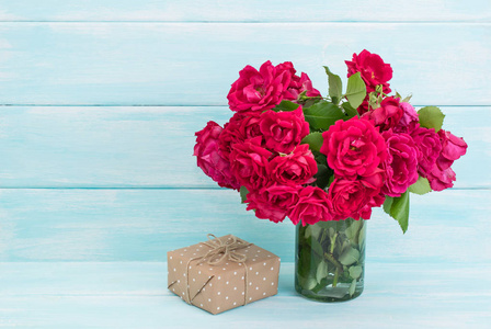 玫瑰花束和木制背景的礼物