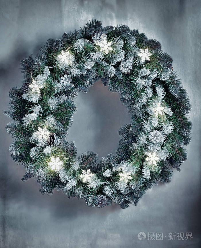 雪花在墙上的灯花环圣诞花圈