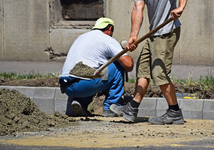 男子正在进行道路建设