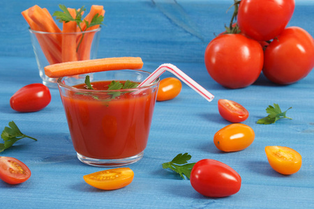 番茄汁和香料板子，健康营养的蔬菜