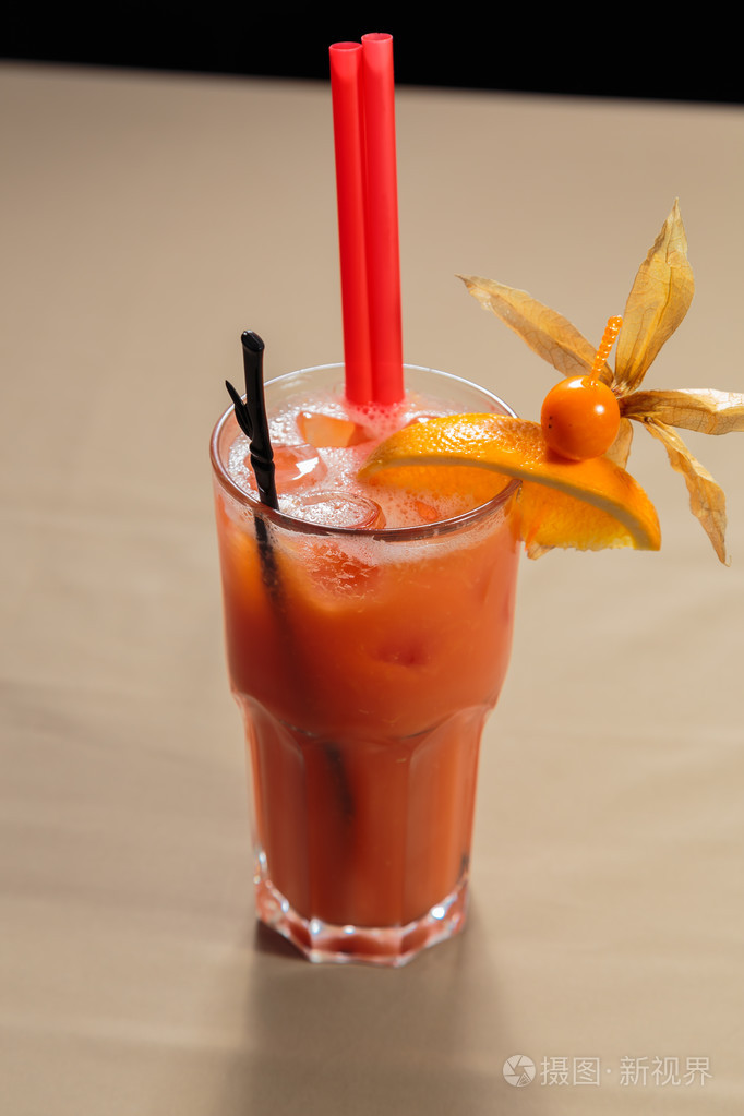 果汁和水果的异国鸡尾酒