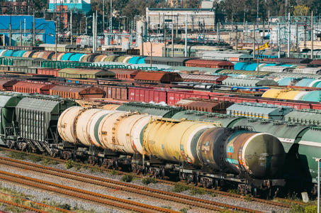 货物列车车货车平台与容器图片