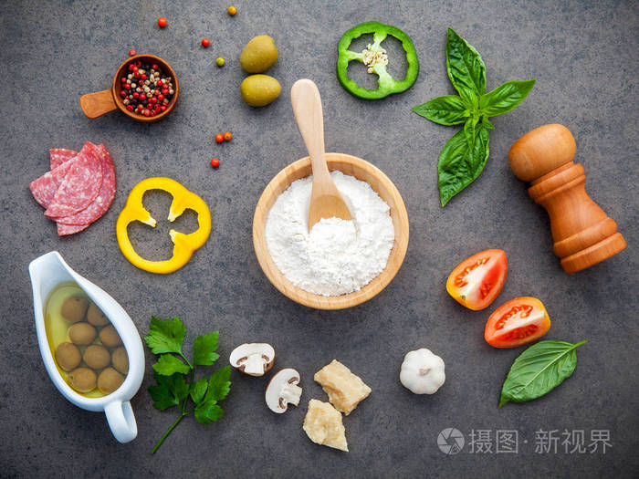 用草药平自制披萨配料躺在黑暗