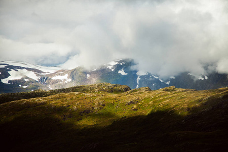 在挪威的五彩山场面。挪威，斯堪的那维亚的亮丽的风景线。挪威山风景