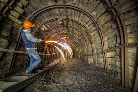 矿工在地下煤矿用煤矿光 stebnyk 乌克兰照片